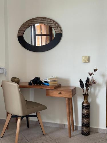 科罗尼Sofotel的一张桌子、椅子和墙上的镜子