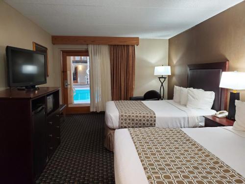 皮埃尔兰姆科塔皮埃尔酒店的酒店客房设有两张床和一台平面电视。
