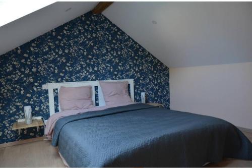 HéricourtJolie maison de centre-ville: Le Tournesac的一间卧室配有蓝色的床和蓝色的墙壁
