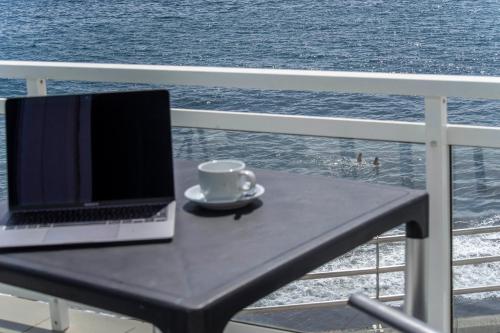 圣阿古斯丁Acapulco Ocean View的阳台上的笔记本电脑