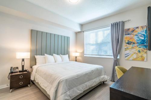 奥兰多4013 Vista Cay 2的一间卧室设有一张大床和一个窗户。