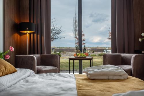 MoshnyRiverwood Relax Park的酒店客房设有一张床和一个大窗户