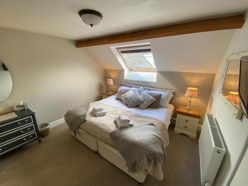 Bassenthwaite LakeMeadowside Cottage的一间小卧室,配有一张带窗户的床