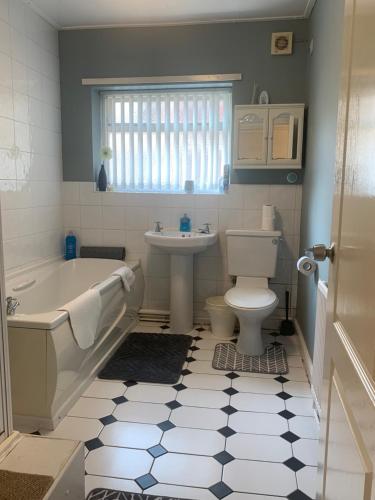 利物浦Be My Guest Liverpool - Ground Floor Apartment with Parking的带浴缸、卫生间和盥洗盆的浴室
