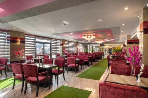 十月六日城Royal Day Plaza Hotel的一间餐厅,房间内设有红色的椅子和桌子