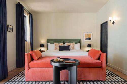 棕榈泉卡萨科迪酒店的一间卧室配有一张床和一张红色的沙发