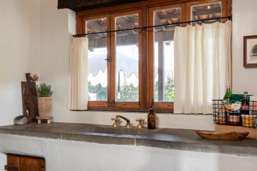 棕榈泉卡萨科迪酒店的带水槽的厨房台面和窗户