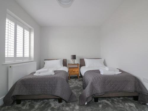 卡兰斯拓克The Sand Dunes的白色客房 - 带两张单人床和窗户