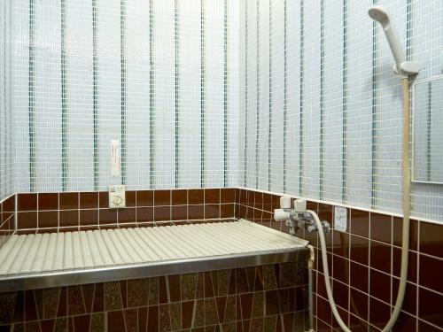 尼崎市竹家庄日式旅馆的带淋浴的浴室