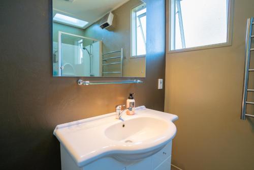 蒂阿瑙Dee's on Bligh - Te Anau Holiday Home的浴室设有白色水槽和镜子