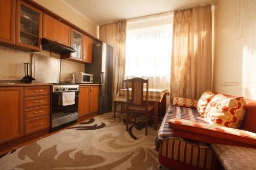 阿拉木图Квартира на Пушкина的厨房配有沙发、桌子和窗户。