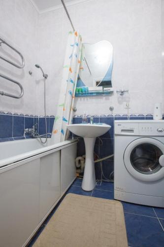 阿拉木图Квартира на Пушкина的一间带洗衣机和水槽的浴室