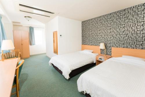 仓吉市方舟酒店21的酒店客房带两张床和一面墙
