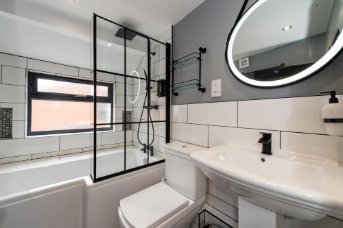 伍斯特RiizeRooms - self check in boutique hotel的白色的浴室设有水槽和镜子