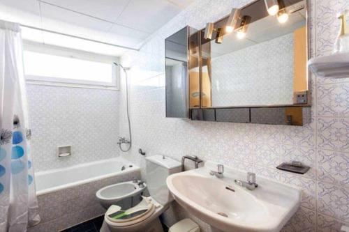 皮内达德马尔P3 acapulco 6 pax pineda de mar的一间带水槽、卫生间和镜子的浴室