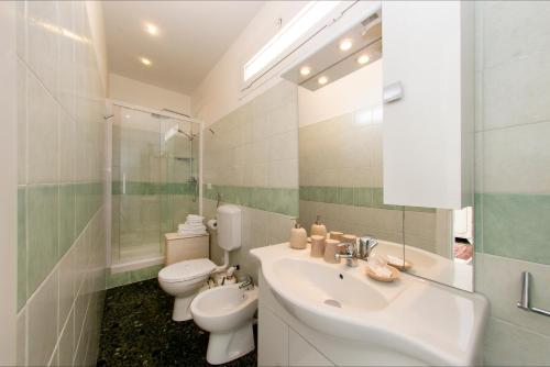 瓦拉泽Il Ponentino的一间带水槽、卫生间和镜子的浴室