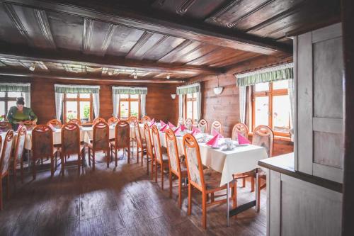 Lavendelhof Die idyllische Landpension的一间配备有白色桌椅的用餐室