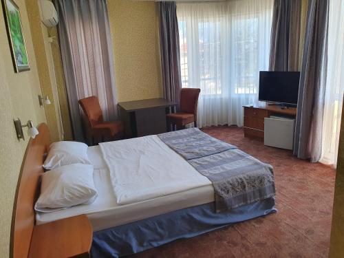布尔加斯Family Hotel Lazuren Briag的酒店客房,配有床和电视