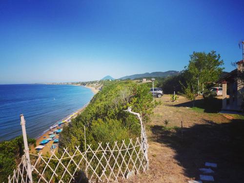 马拉希亚斯Anjela's village house的享有带围栏的海滩和大海的景致。