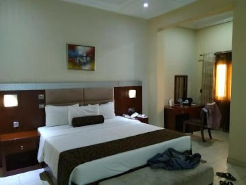 JabiRoom in Lodge - Nippon Grand Hotels的酒店客房设有一张大床和一张书桌。