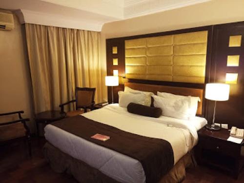 Room in Lodge - Owu Crown Hotel, Ibadan客房内的一张或多张床位