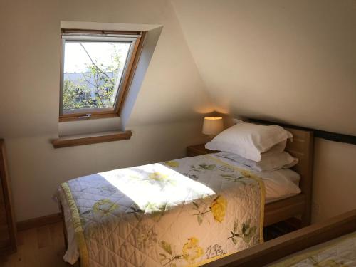 布莱尔高里The Coach House at Riverlea的一间小卧室,配有床和窗户