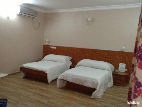 Room in Lodge - Sunview Hotel--akure客房内的一张或多张床位