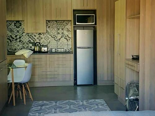 CarolinaRand Self-catering Accommodation的厨房配有冰箱,上面配有微波炉