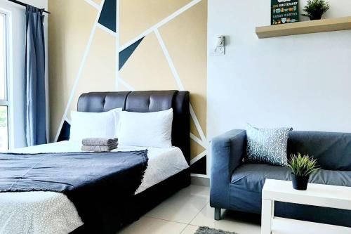 史里肯邦安Home Comfort Homestay @ Galleria Equine Park的一间卧室配有一张床和一张蓝色椅子