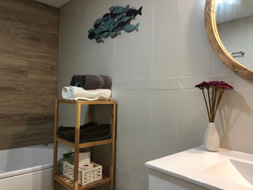 多列毛利诺斯Apartamento Centro Sun的浴室设有水槽和带毛巾的架子。