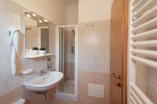 阿尔巴·阿德里亚蒂卡Adria Beach Hotel的一间带水槽和淋浴的浴室