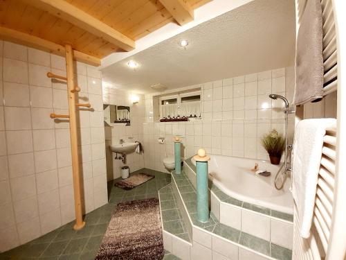 胡本Apart ZIRMZEIT的带浴缸和卫生间的浴室。