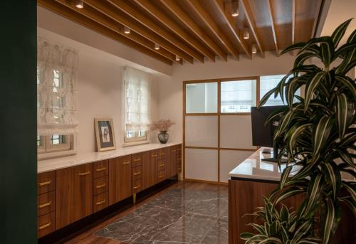 约阿尼纳羽衣甘蓝精品旅馆的一间大浴室,配有木柜和盆栽植物