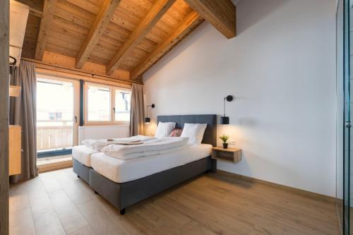 圣安东阿尔贝格Moose Lodge的一间卧室设有一张大床和一个大窗户