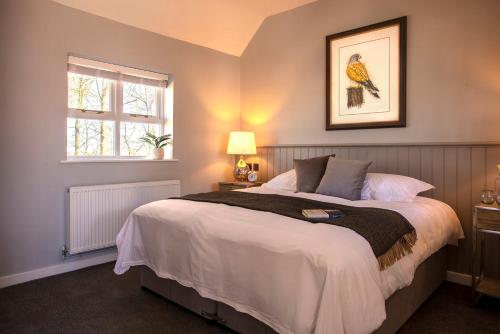 North FambridgeThe Ferry Boat Inn的一间卧室设有一张大床和一个窗户。