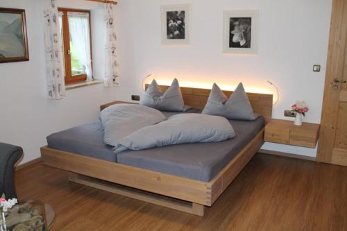 柯尼希斯湖畔舍瑙Pension Neuhausen的一张床上的枕头