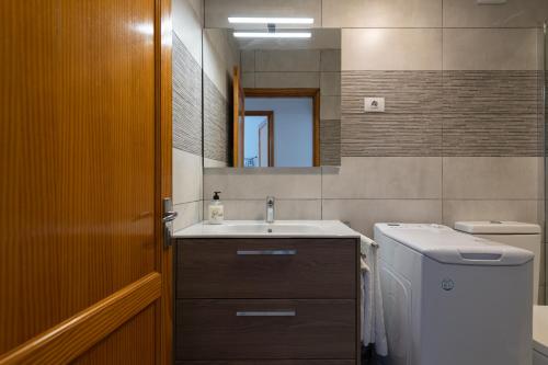 阿格特Seaside Villa - Agaete的一间带水槽和镜子的浴室