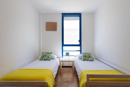 阿格特Seaside Villa - Agaete的带窗户的客房内的两张床