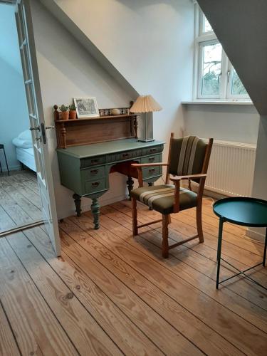 锡尔克堡LatterLy Rooms的一架老式钢琴和一把椅子