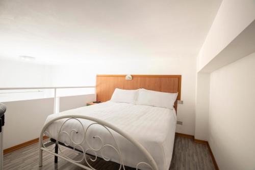 伊尔科内罗马雷酒店客房内的一张或多张床位
