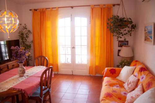 福尔内利斯Homenfun Menorca Playa de Fornells II的客厅配有桌子和沙发