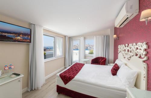 伊斯坦布尔梦幻博斯普鲁斯酒店的酒店客房设有一张床和一个大窗户