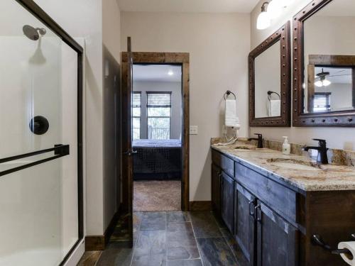 布兰森Lodge 68的一间带两个盥洗盆和大镜子的浴室