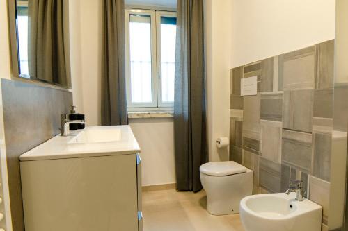 锡拉库扎Chez moi的一间带水槽和卫生间的浴室