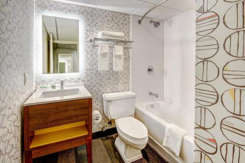 海茨敦温莎东部假日酒店的浴室配有卫生间、盥洗盆和浴缸。