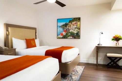 拉斯维加斯韦斯特盖特弗拉明戈湾度假酒店的酒店客房配有两张床和一张书桌
