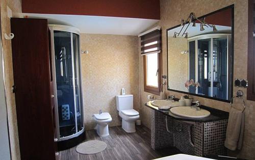 卡塔赫纳Chalet de Lujo en La Manga的一间带水槽、卫生间和镜子的浴室