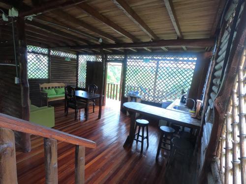 萨拉皮基Eco Guest House- Sarapiquí 2的小木屋内的用餐室,配有桌椅