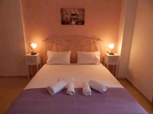 尼基季Palm House Nikiti - Apartments Vicky的一间卧室配有一张床,上面有两条毛巾
