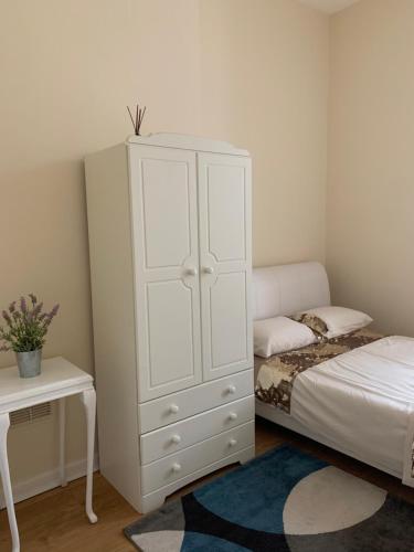 赖德WIGHTHOLIDAY的卧室配有白色橱柜和1张床
